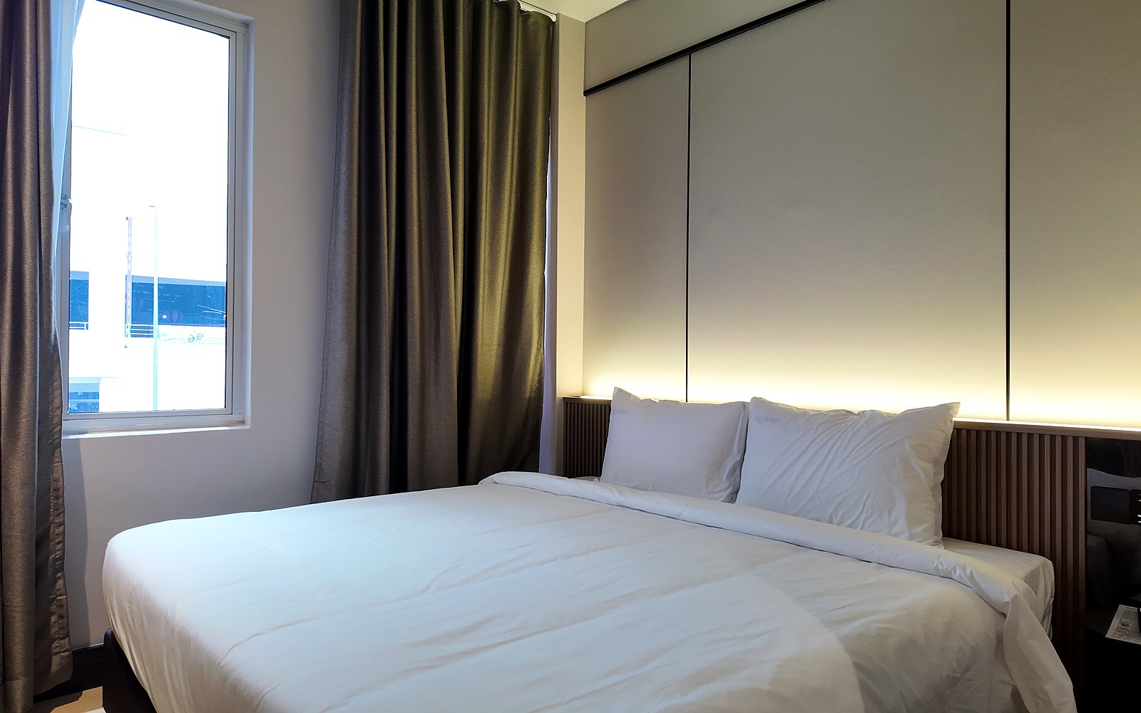 Deluxe King room preview